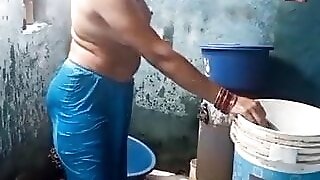 Desi aunty outdoor bath