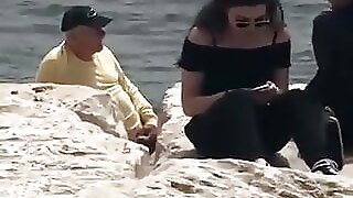 Nonno napoletano si masturba in spiaggia davanti a 2 ragzze