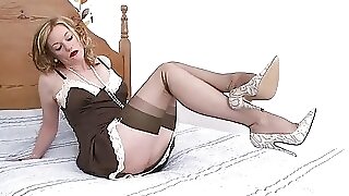 Mature blonde with hot body gives us some solo action