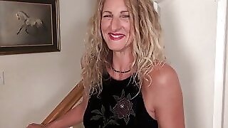 USA milf Lauren Demille pleasures her pussy with dildo