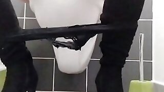branle dans les toilettes