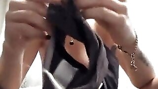 18-jaehrige.. Assi-Schlampe wichst sich die Fotze!